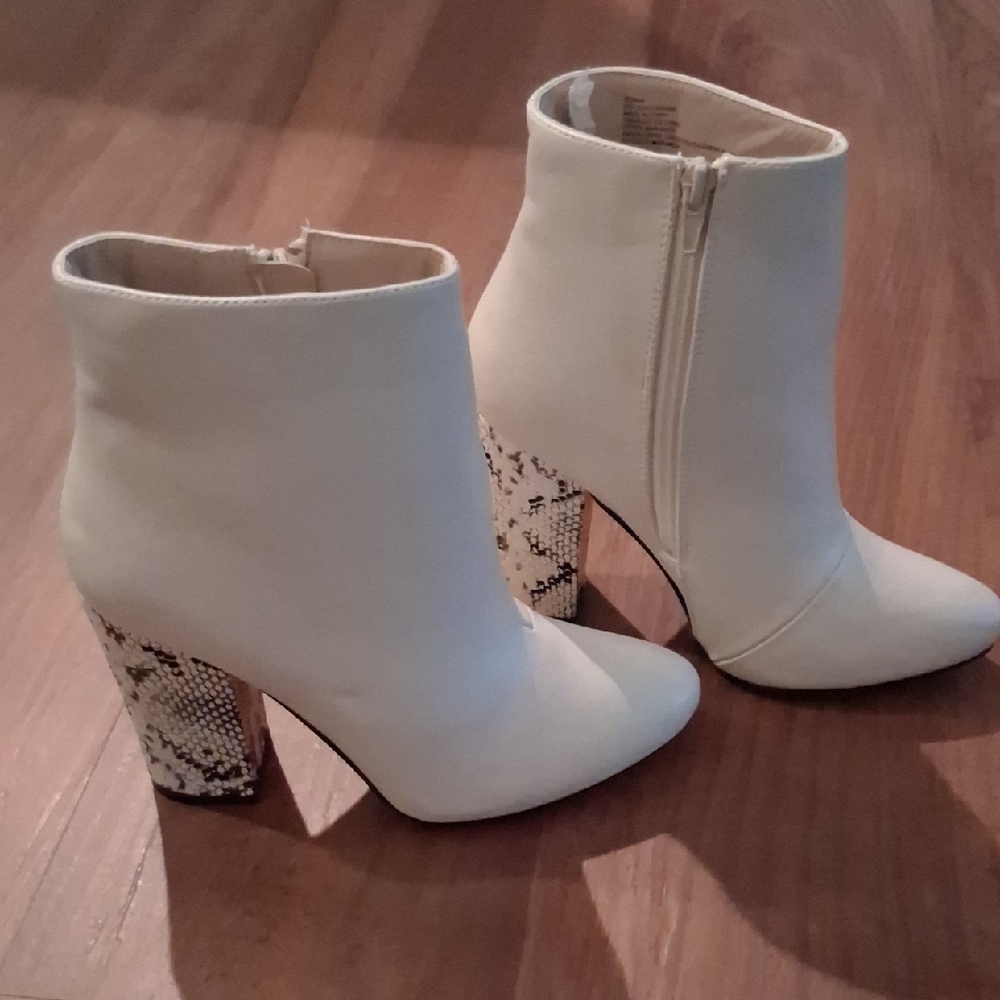 Elegant White Ankle Boots with Snakeskin Heel